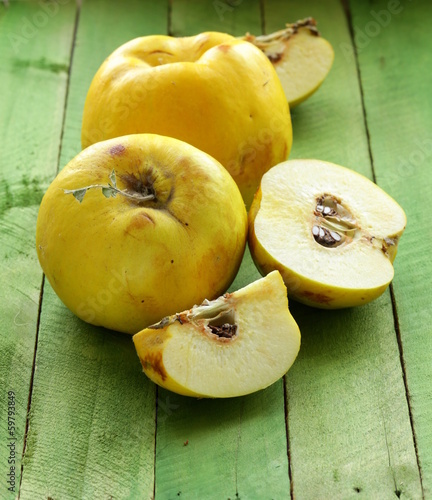 Photographie ripe yellow quince on a wooden table