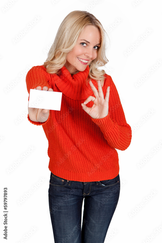 Frau mit weißer Karte in der Hand macht eine positive Geste Frau mit weißer Karte in der Hand macht eine positive Geste