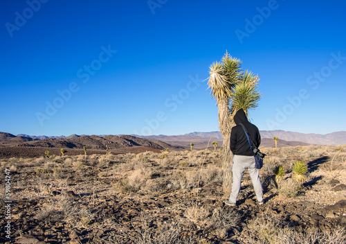 Foto Man pissing on a cactus