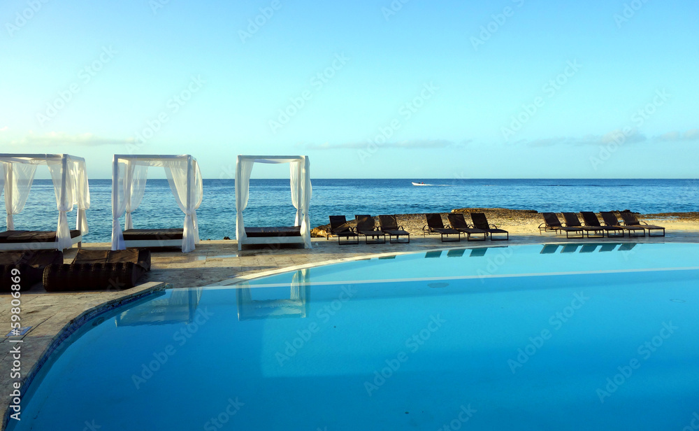 Fototapeta premium Piscine,transats et paillote en bord de Mer des Caraïbes