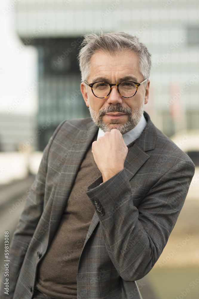 Manager blickt in die Kamera Manager blickt in die Kamera