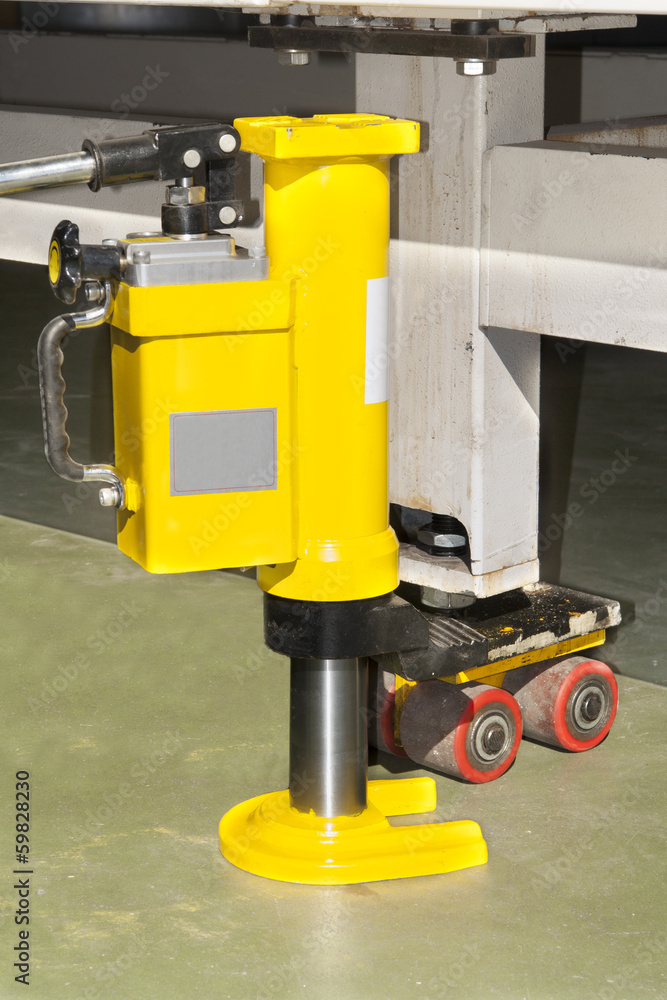 hydraulic floor jack lifting, closeup hydraulic floor jack lifting, closeup