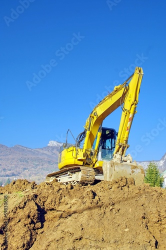 Wallpaper Mural tracto pelle sur une butte de terre Torontodigital.ca