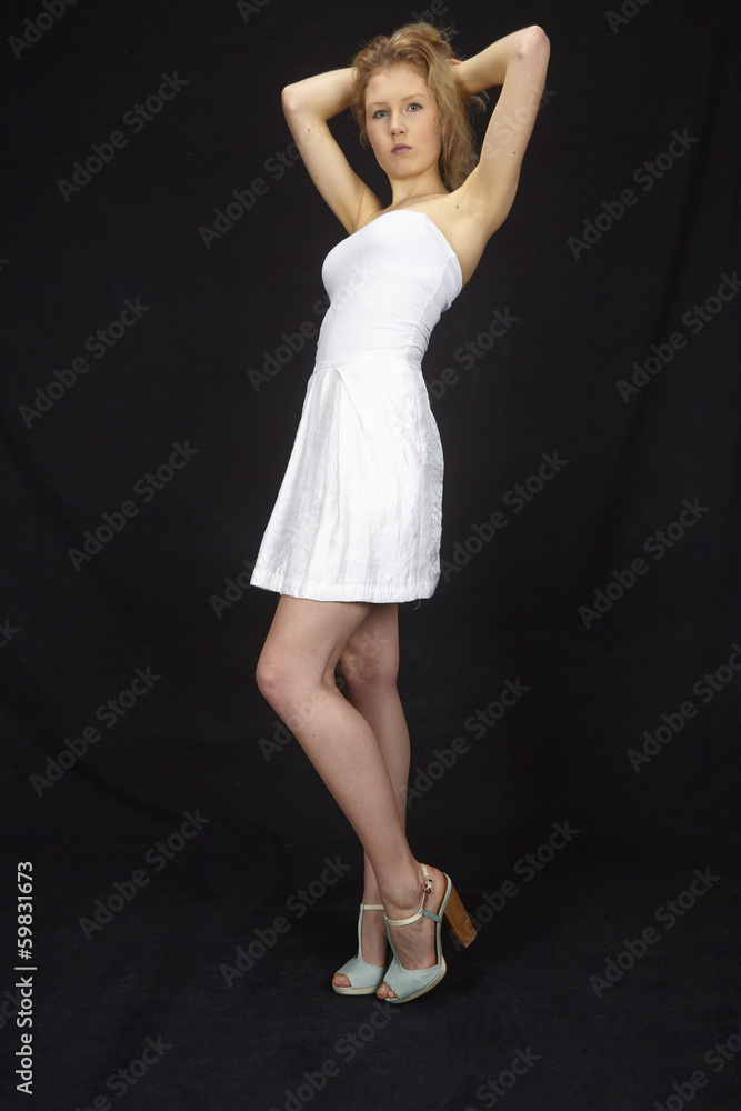 Naklejka premium Kobieta w białej sukni