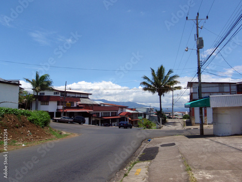 Street lined this house, stores, palm trees and power lines © Eric BVD