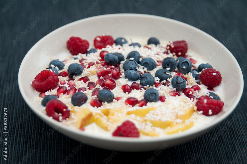Joghurt mit Beeren und Amaranth Joghurt mit Beeren und Amaranth