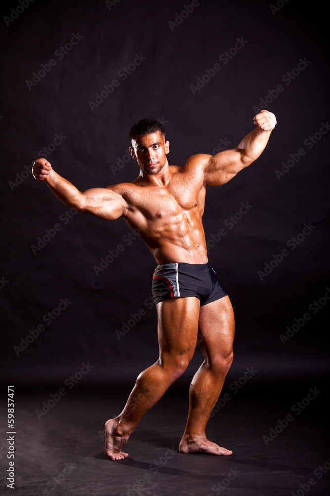 Obraz premium young bodybuilder posing
