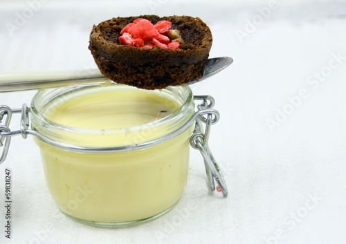 brownie au chocolat,crème anglaise et pralines roses photo