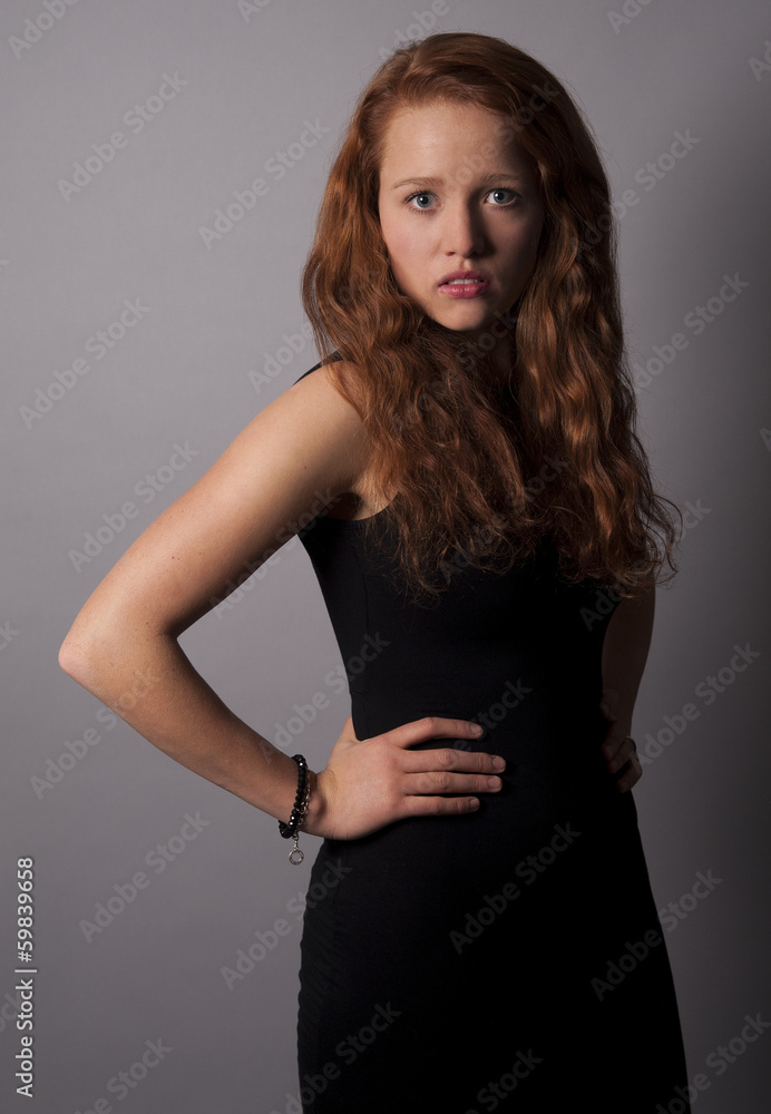 junge Frau im schwarzen Kleid junge Frau im schwarzen Kleid