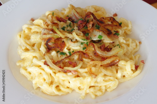 Käsespätzle mit Röstzwiebeln (u etwas Speck)
