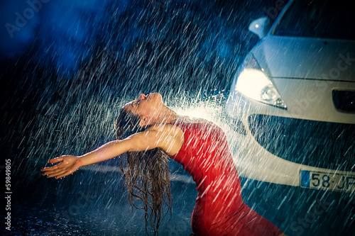 Mulher adorando a chuva photo