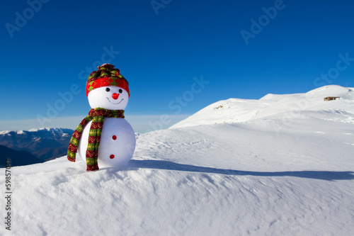 Snowman in e snow © adrenalinapura