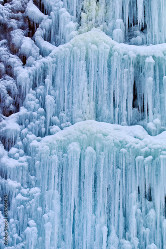 Gefrorener Wasserfall im Winter