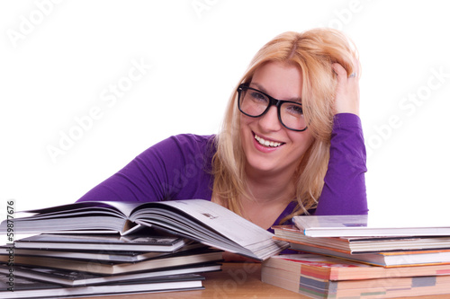 Studentin lächelt beim lernen