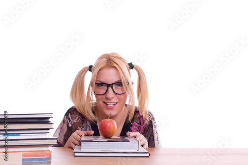 fröhlich lächelndes Mädchen mit Büchern und einem Apfel