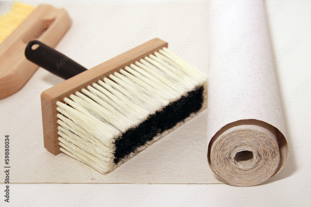 Kleister-Pinsel und Rauhfaser-Tapete zum Tapezieren Stock Photo | Adobe  Stock