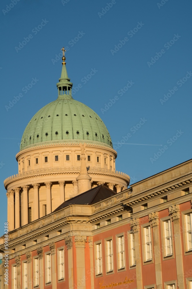 Obraz premium Potsdam-Nikolaikirche mit Stadtschloss