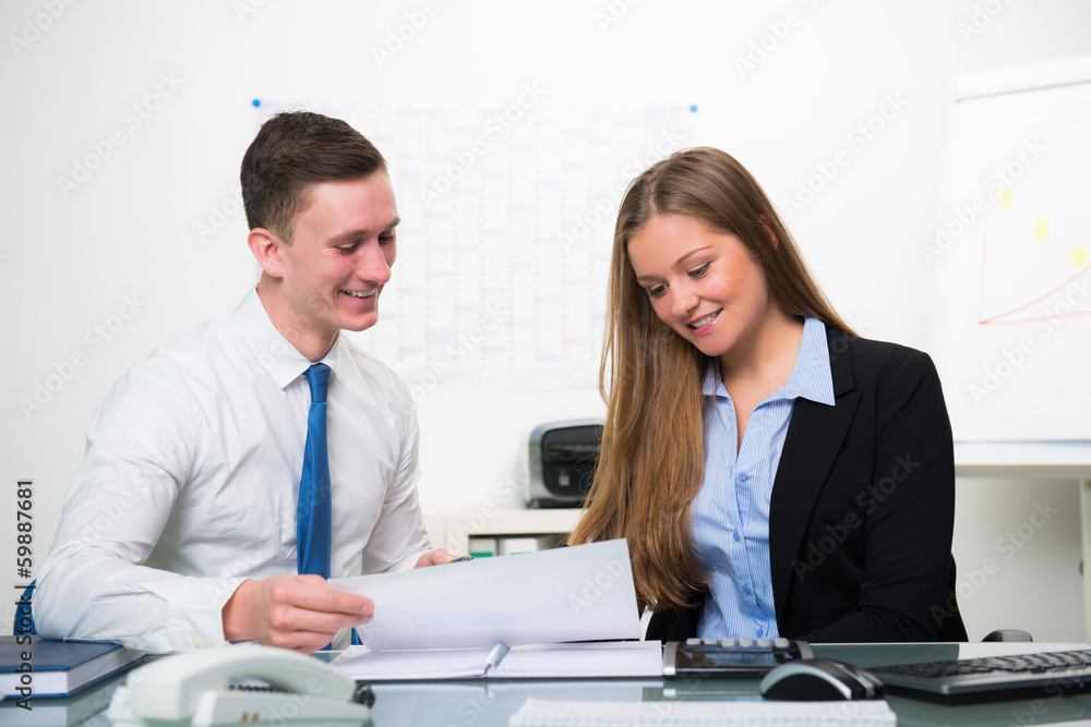 Fototapeta premium agenturmitarbeiter besprechen sich