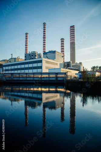 Electricity power plant near a river © Cardaf