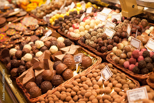 Bombones y chocolate en un mercado