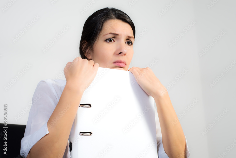 Geschäftsfrau mit einem unmotivierten Gesichtsausdruck Geschäftsfrau mit einem unmotivierten Gesichtsausdruck