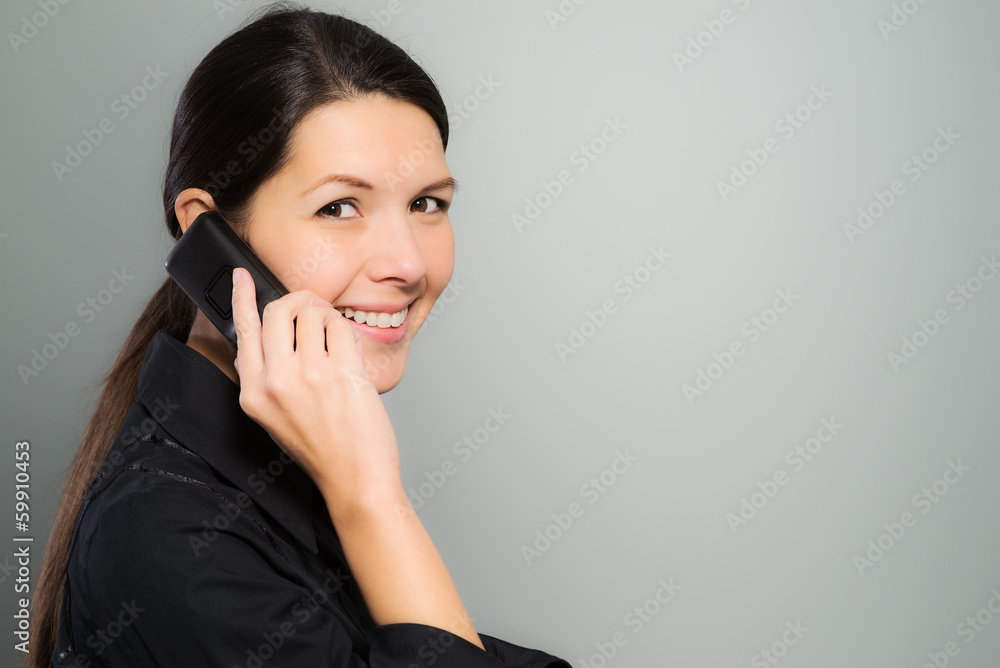 Attraktive Frau lacht an ihrem Mobiltelefon Attraktive Frau lacht an ihrem Mobiltelefon