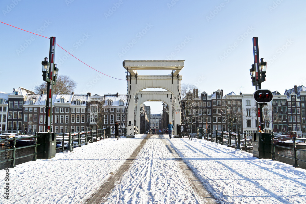 Obraz premium Snowy thiny bridge in Amsterdam the Netherlands in winter