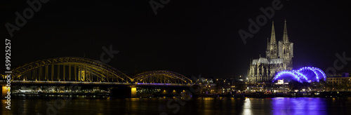 kölner dom bei nacht mit hohenzollernbrücke und musical dome © Svenni