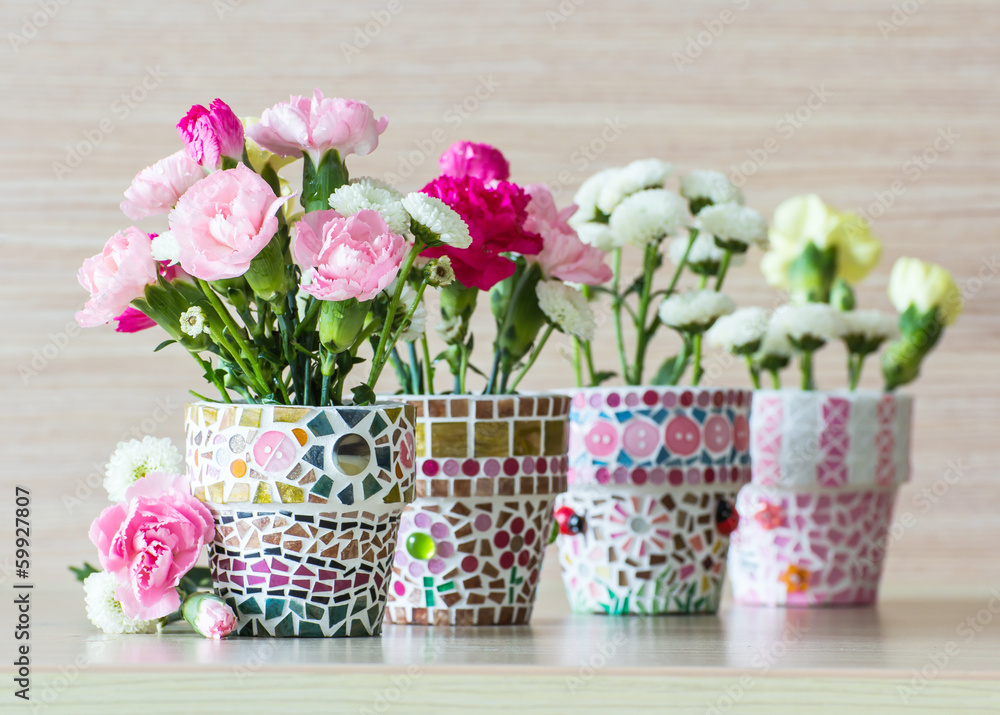 Obraz premium Carnation in mosaic flower pot