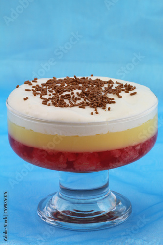 Obraz na płótnie Strawberry trifle on blue background with copy space w salonie