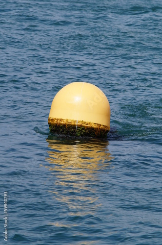 Balise maritime jaune dans le Golfe du Morbihan photo