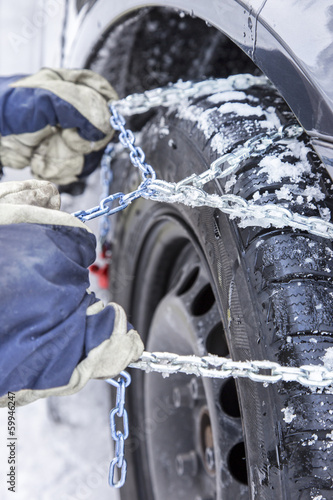 Mounting snow chains
