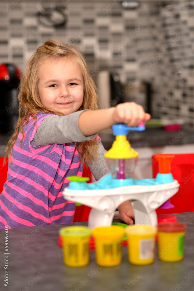Petit enfant jouant avec l'argile colorée Petit enfant jouant avec l'argile colorée