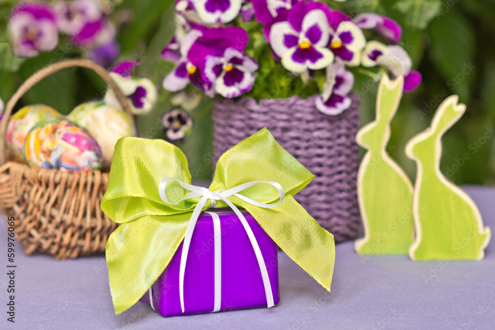 Ostergeschenk mit passender Dekoration Ostergeschenk mit passender Dekoration