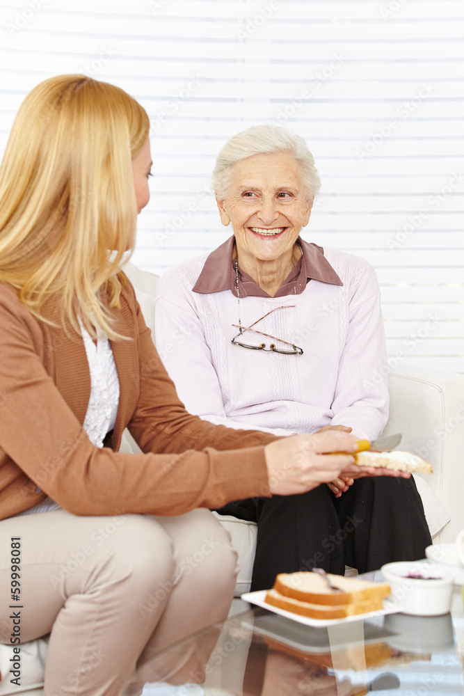 Frau und Seniorin essen Frühstück