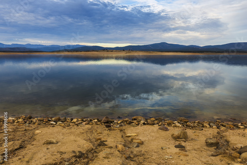 Piedras en la orilla del pantano