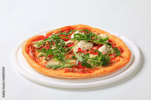 Pizza quattro formaggi with arugula