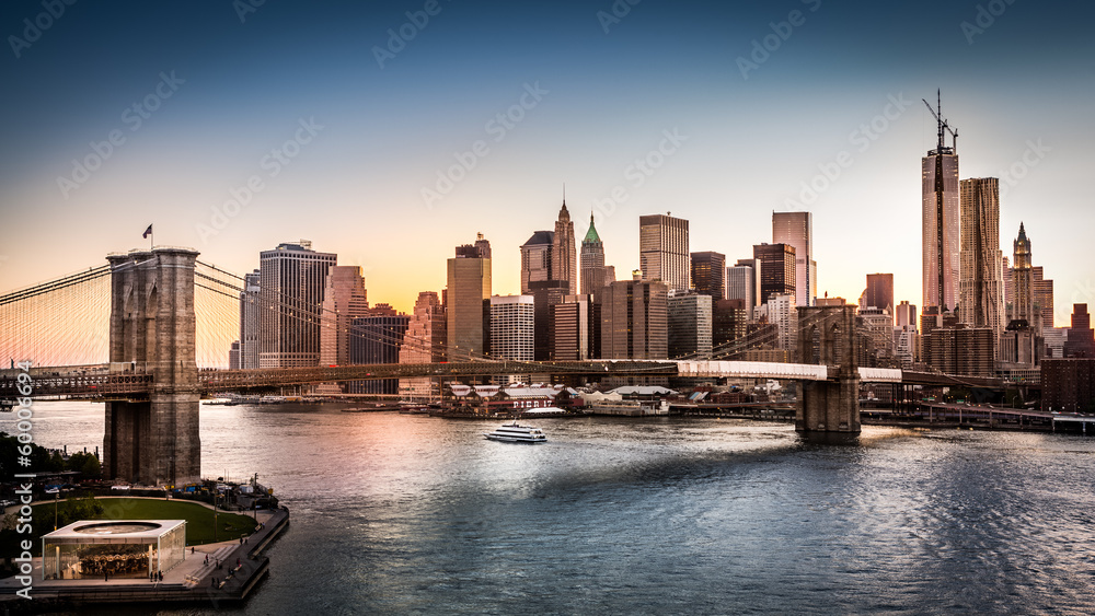 Obraz premium Most Brooklyński i lower manhattan przy zmierzchem w NY mieście
