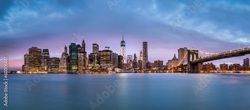 Dzielnica finansowa Nowego Jorku i Dolny Manhattan o świcie