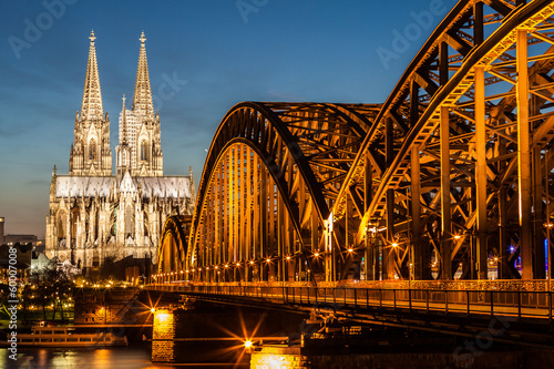 Fotografia Hohenzollern Bridge and Cologne Cathedral at dusk