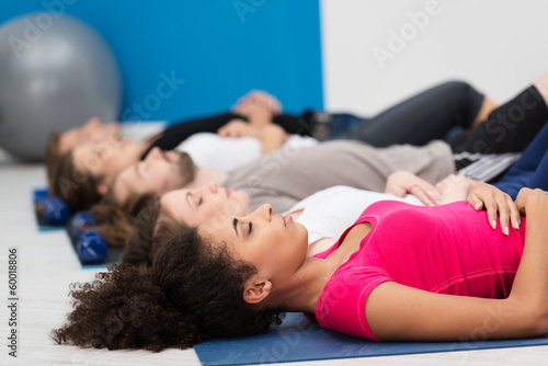 Quadro su tela gruppe entspannt im fitnessstudio
