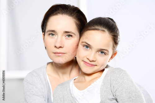 Piękna młoda dziewczynka z mamą