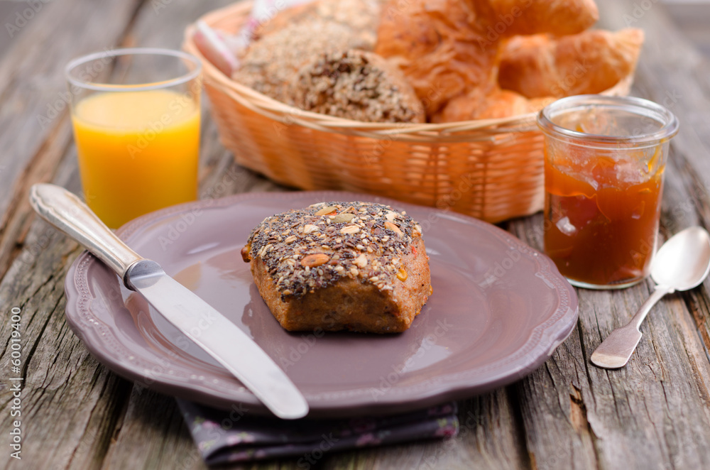 Brunch mit frischen Brötchen Brunch mit frischen Brötchen