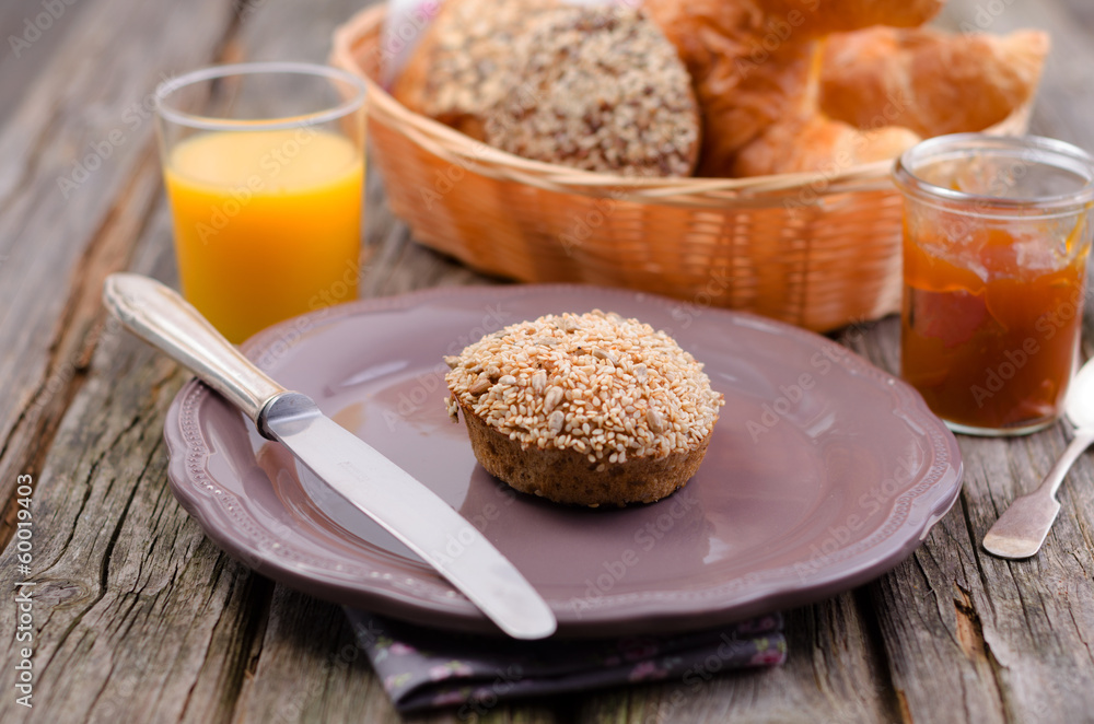 Brunch mit frischen Brötchen Brunch mit frischen Brötchen