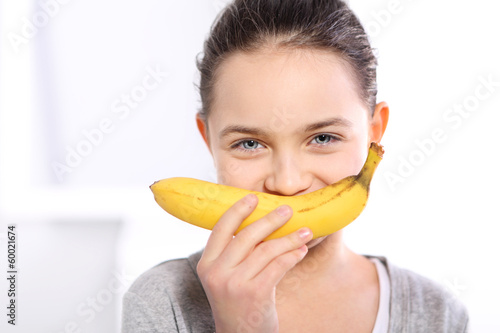 Dziewczynka z bananem photo