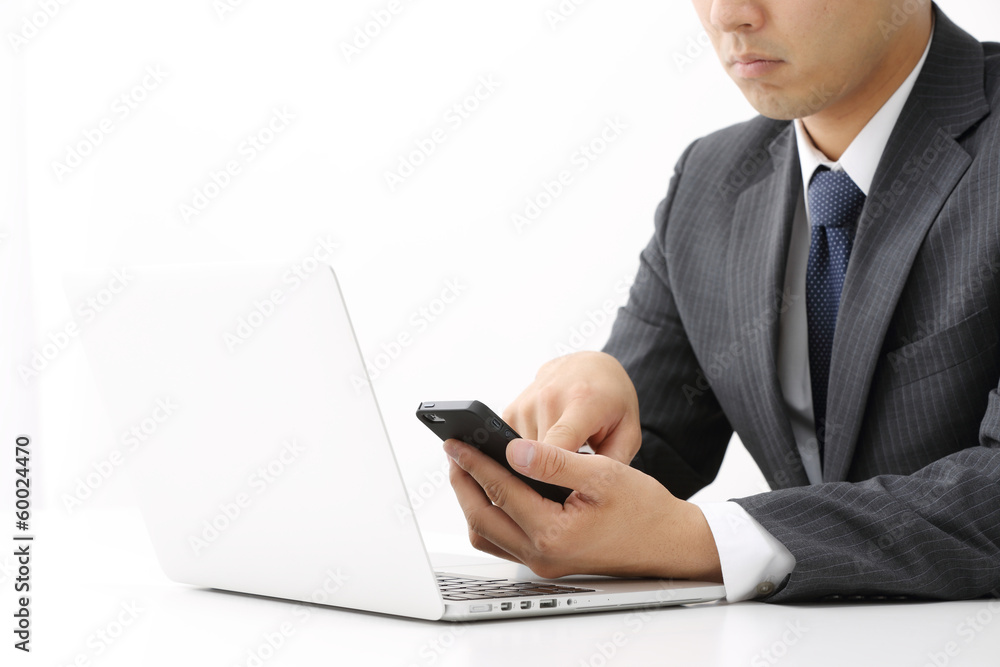 スマートフォンを使うビジネスマン