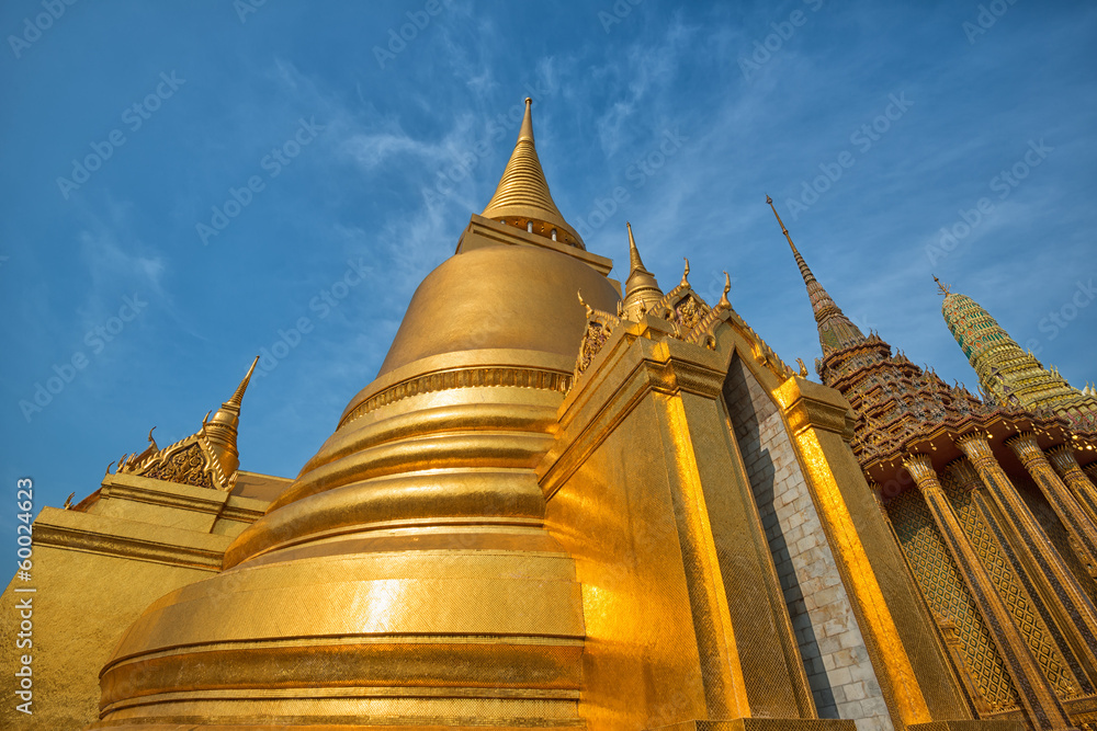 Fototapeta premium Golden dome at Wat Phra Kaew temple complex in Bangkok