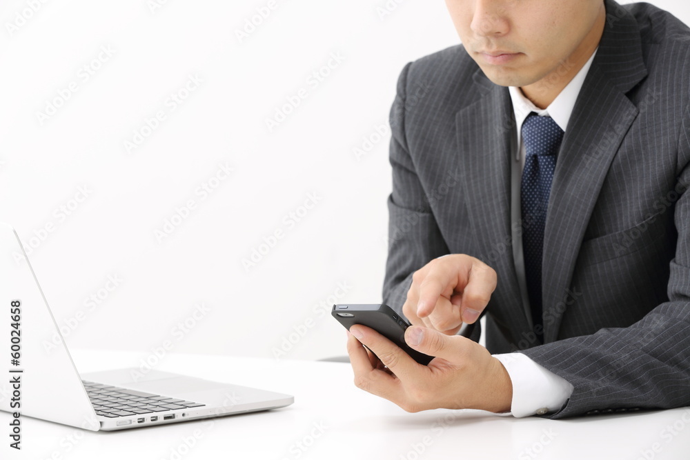 スマートフォンを使うビジネスマン