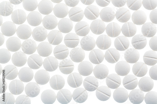 Weiße Tabletten in Fülle