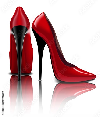 Красные туфли на глянцевом полу